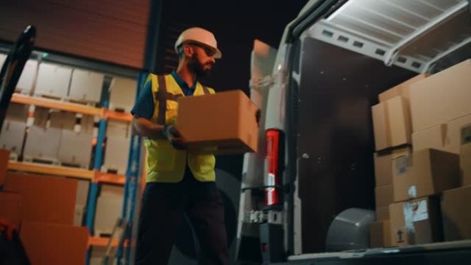 戴着安全帽的拉丁男性工人将纸板箱装载到送货卡车中。在线订单，电商商品，食品，医药。前线英雄工作。充满