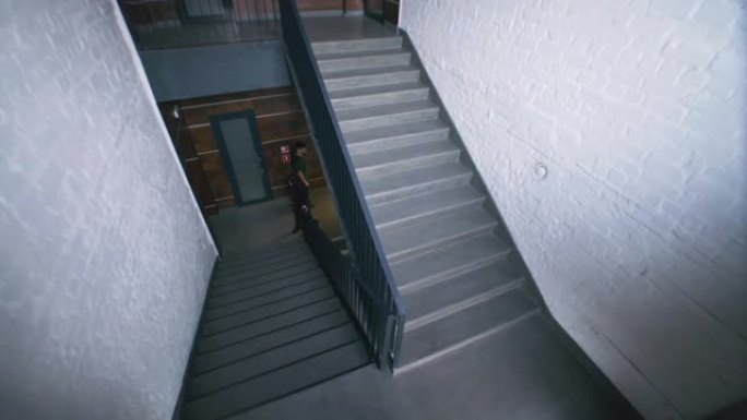 男子走下商务办公室的楼梯