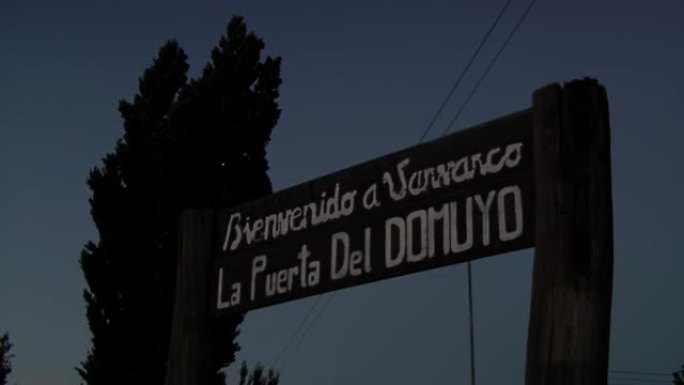 阿根廷巴塔哥尼亚内乌肯省日落时，瓦尔瓦科村的欢迎标志，标语是 “多莫约火山的门”。
