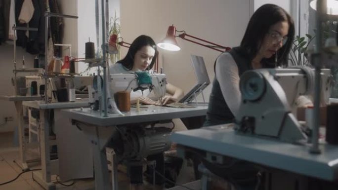女裁缝在缝纫机上工作