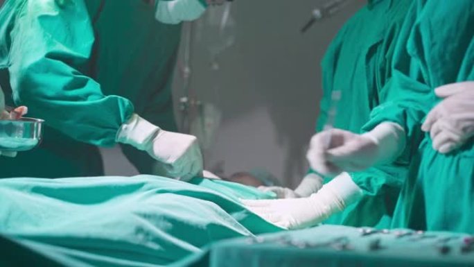 4K UHD手持设备: 关闭外科医生护士准备手术设备，并将其交给手术室的外科医生。医院医疗保健概念。