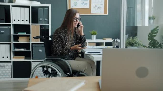 残障上班族坐在轮椅上谈手机集中谈不愉快