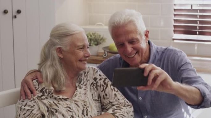 一对高级夫妇在家中使用手机进行视频通话的4k视频录像