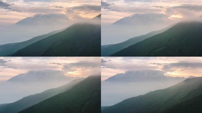 薄雾笼罩着天空，山峰看上去柔和而梦幻