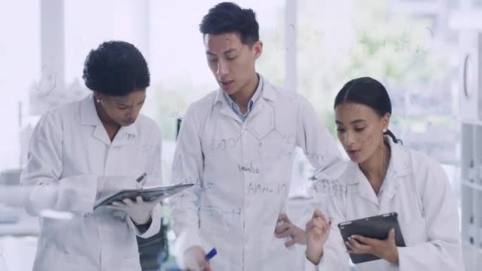 年轻的研究科学家在透明板上写公式。生物学主管在现代研究实验室教授医学实习生或学生生物学家。研究人员团