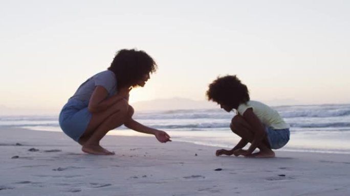 非裔美国母女俩在沙滩上一起玩耍