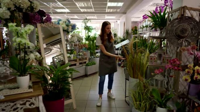 女性花店检查花