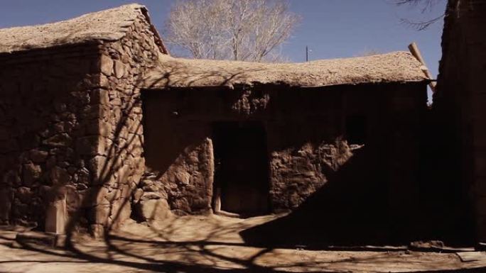 南美洲阿根廷胡胡伊省安第斯村庄Susques的一座古老的土坯砖块和石头小屋，带有茅草屋顶。