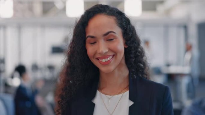 黑人女性的成功、微笑和面容，以想法、愿景和公司目标来领导办公室。纽约有自信、使命和目标的女工的公司、