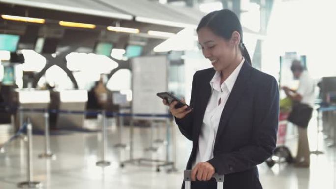 在机场使用智能手机的女商人