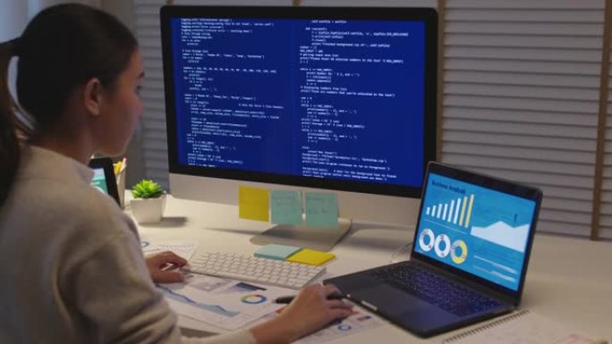 亚洲女性数据科学家工作家庭夜间计算机科学计划。