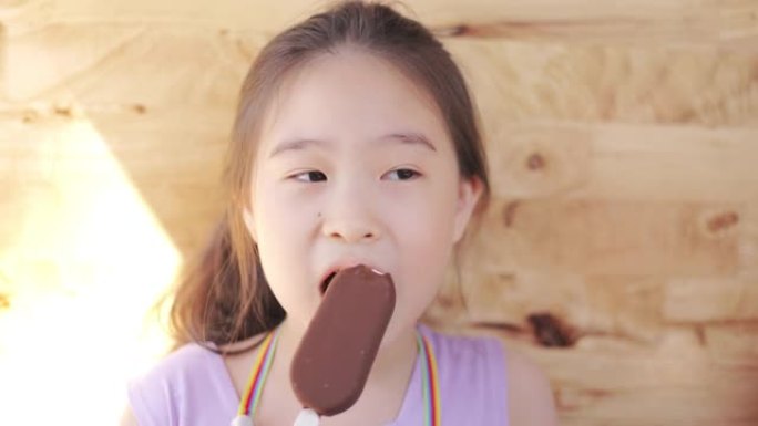 SLO MO可爱的小女孩吃冰淇淋