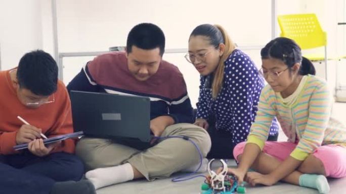 学生和朋友在教室里学习机器人技术