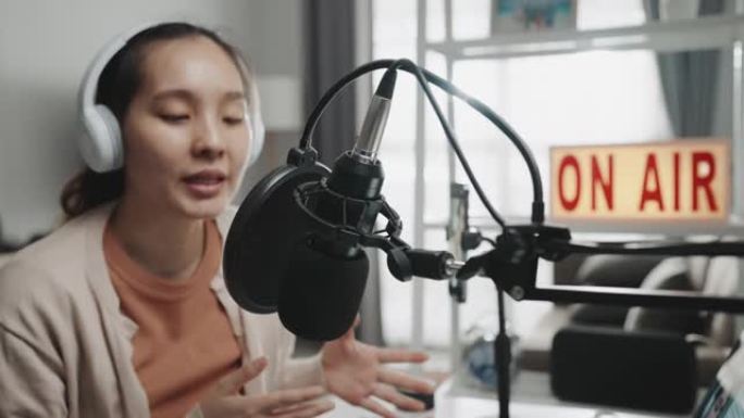 年轻的亚洲女性录制音频博客播客