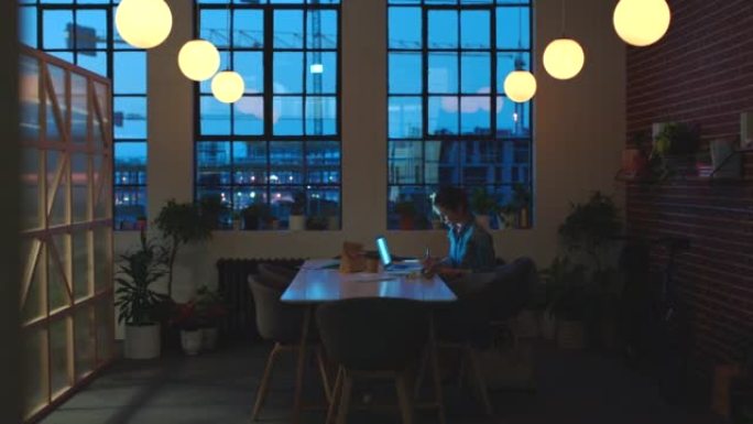 女人，办公室和晚上独自在笔记本电脑上工作，用于项目，计划和工作截止日期。女性创意设计师员工在黑暗中的