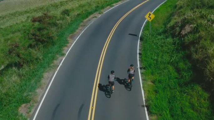 骑自行车者道路自行车的鸟瞰图