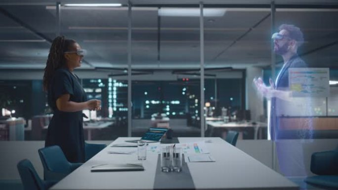 未来办公室在线会议视频电话会议: 女商人和戴着虚拟现实眼镜的商人使用增强现实元verse交谈。虚拟工