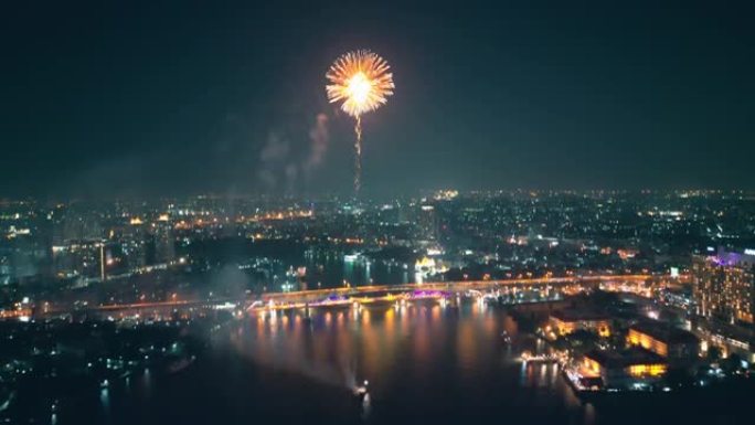 空中无人机视角多色烟花表演在天空之城。除夕。摩天大楼和城市景观庆祝夜晚的灯光
