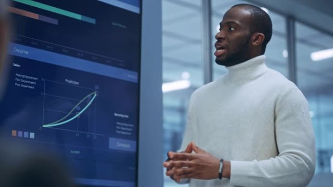多元化的现代办公室: 成功的黑人数字企业家使用平板电脑和电视屏幕与大数据，统计，谈论公司的增长。投资