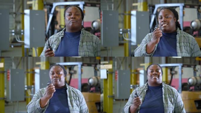 工厂里有对讲机的非裔美国妇女