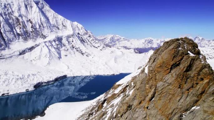 在明亮的阳光下，蒂利乔高山湖的鸟瞰图