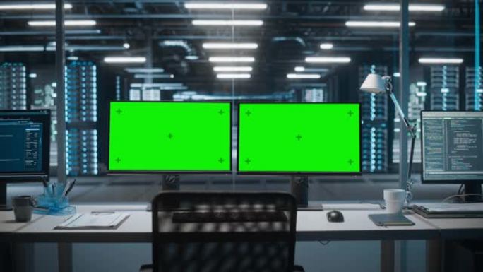 高科技数据中心服务器，带有两个绿屏色键显示屏，显示在站在桌子上的个人计算机上。现代监控Web服务、云