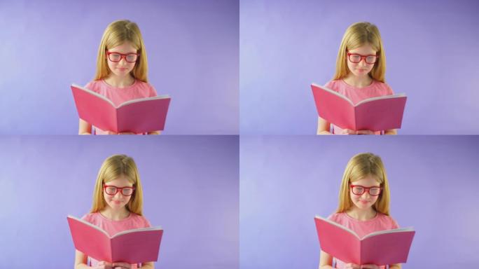 戴眼镜的女孩在紫色背景下学习学校练习册的工作室镜头 -- 慢动作镜头