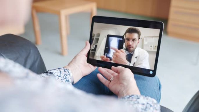 女性患者通过远程医疗软件与医生视频聊天
