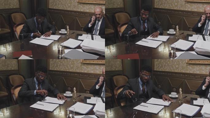 非裔美国律师签字盖章文件