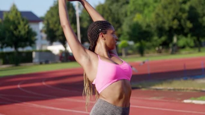 SLO MO年轻的非洲裔美国女运动员做伸展运动