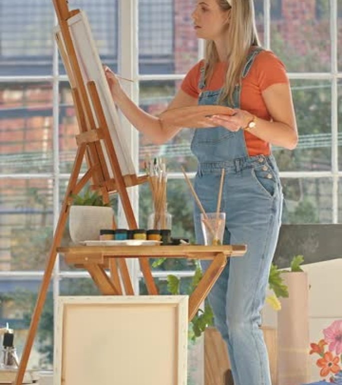 艺术，创意和女人在车间里为爱好，职业或展览画一幅画。才华，创造力和画家，以工作室中的艺术工艺，艺术品