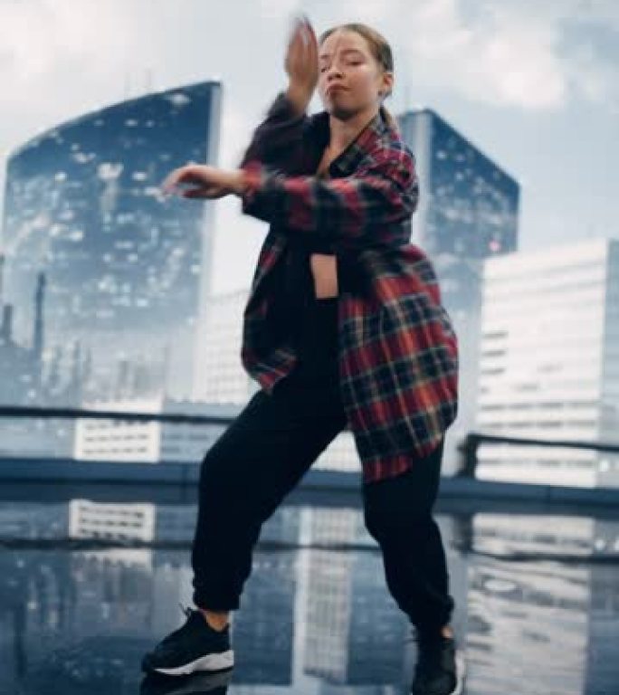 垂直屏幕: 时尚的年轻专业女舞者在大型Led墙壁屏幕前表演嘻哈舞蹈套路，现代城市天际线和工作室环境中