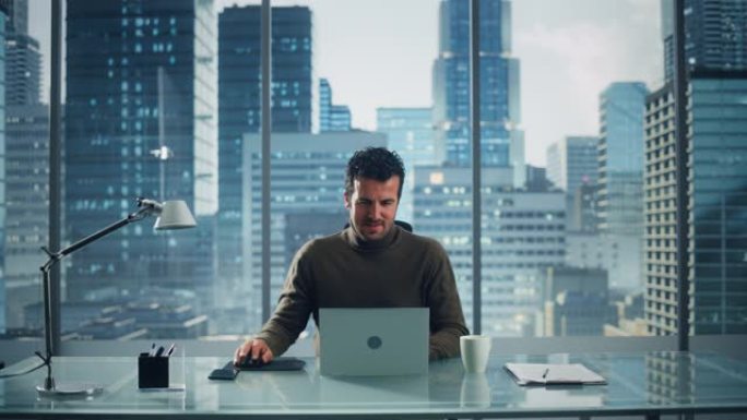 在他的大城市办公室里，有思想的商人在笔记本电脑上工作的肖像。魅力型数字企业家为电子商务战略评估做数据