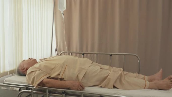 急诊室的老年患者治病治疗医治医疗视频素材