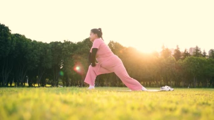 女人在公园里热身清晨女人阳光下健身拉伸放