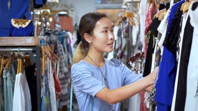 韩国少女在服装店购物