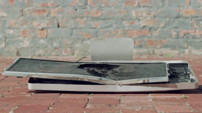 4k视频片段，一个无法识别的人在外面用大锤砸碎了一台计算机