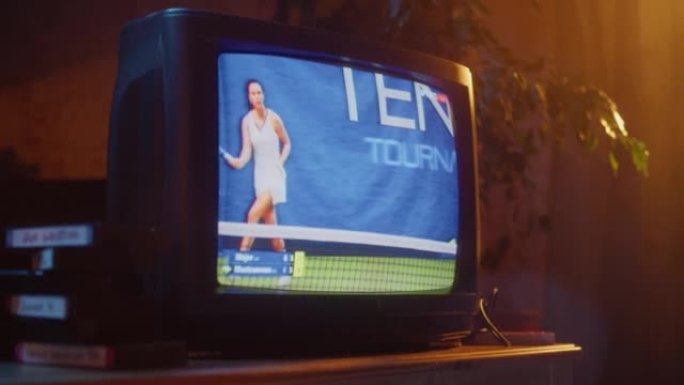 通过直播体育网球比赛来关闭过时的电视屏幕的镜头。两名竞技女选手在上演的世界杯1998中。怀旧复古90