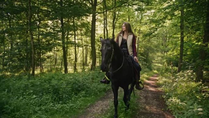 SLO MO女人在森林里骑马