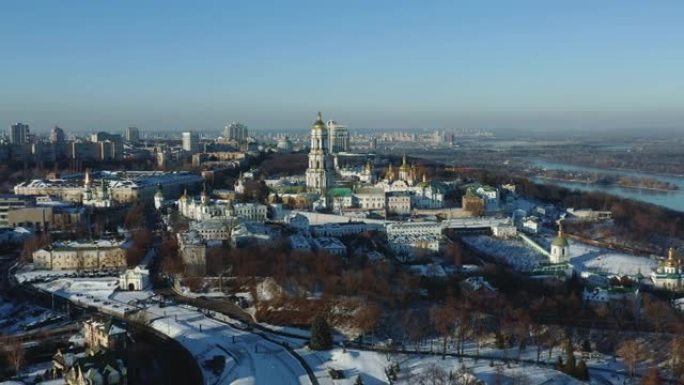 在美丽宁静的冬季城市景观上，著名的历史基辅佩切尔斯克拉夫拉大教堂的空中背景拍摄。