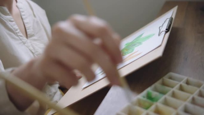 亚洲艺术家在公寓绘画