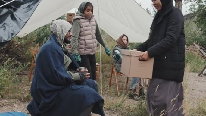难民在移民营地接受捐款