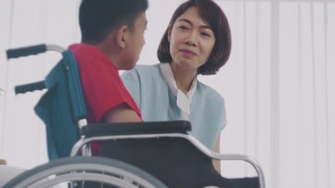 倾听残疾少年男孩坐轮椅腿脚不便残障人士