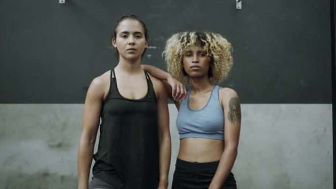 4k视频片段，两名运动年轻女性站在一起在健身房