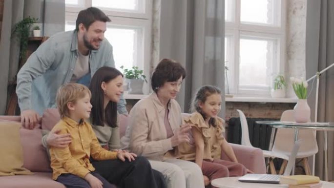 幸福的家庭在笔记本电脑上进行视频对话