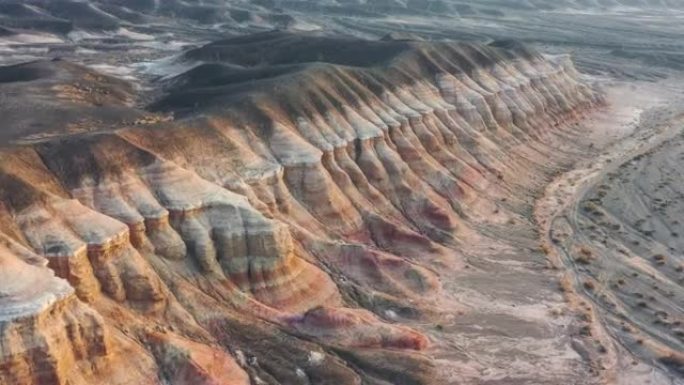 沙漠中有巨大的丹霞地貌，就像大地穿着百褶裙