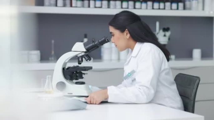 女病理学家分析医学样本，同时做实验开发治疗方法。微生物学家进行法医研究。在实验室里使用数字平板电脑和