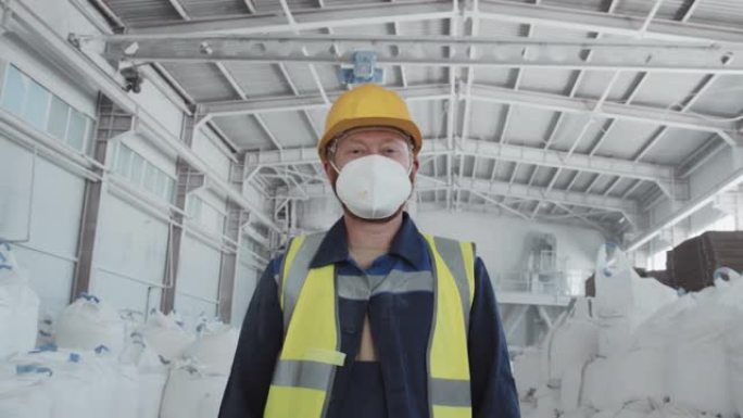 戴防护面罩的现代工厂工人