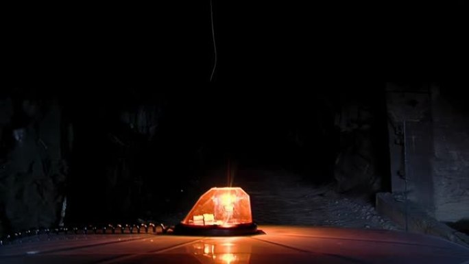在阿根廷巴塔哥尼亚里约图尔比奥的一个地下矿井内，一辆采矿车的顶部发出警笛声。