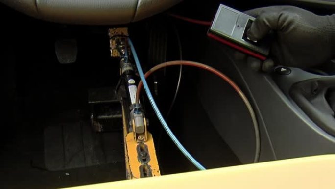 准备遥控车辆进行碰撞测试的技术人员。特写。